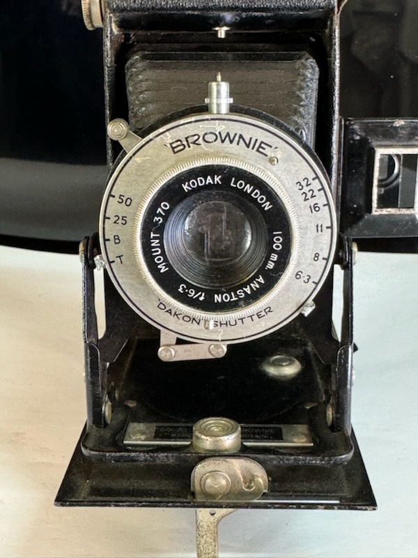 希少品 コダック KODAK LONDON FOLDING BROWNIE SIX-20 DAKON SHUTTER 100mm f/6.3 MOUNT370 蛇腹カメラ USEDです_画像3