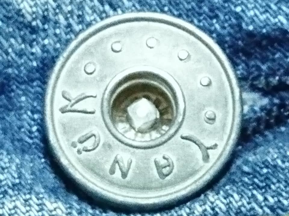ウエストボタンにはロゴ刻印
