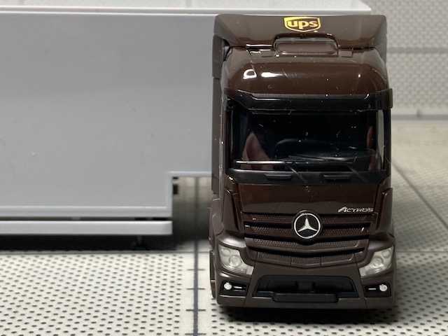 1/87 Herpa MB Actros Streamspace 2.3 with Jumbo Box Semi-trailer &#34;UPS&#34;