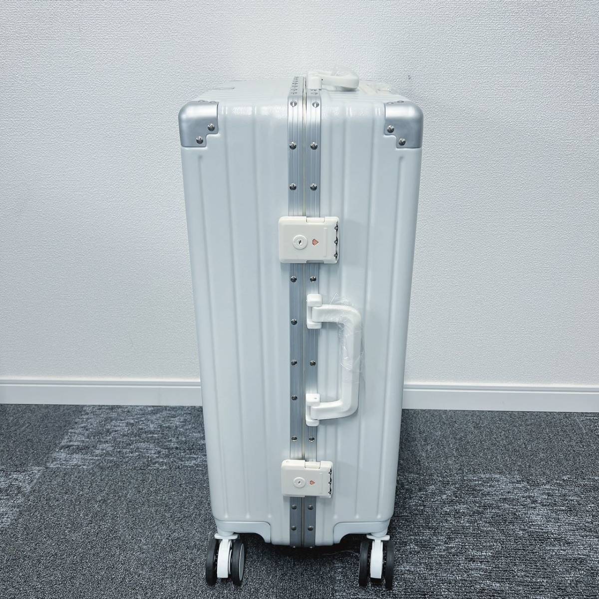 新品！！スーツケース サイズ ：Mサイズ 　色:　ホワイト　軽量設計 大容量 多収納ポケット_画像4