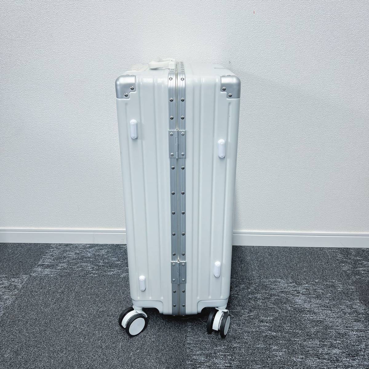 新品！！スーツケース サイズ ：Mサイズ 　色:　ホワイト　軽量設計 大容量 多収納ポケット_画像2