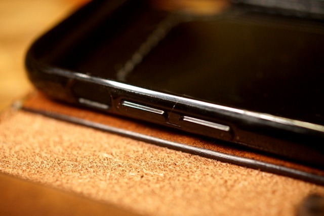 ハンドメイド　サドルレザーiPhoneX XS ケース　ビンテージ染めブラウン(iPhone12/12mini/iPhone13/iPhone13pro.mini仕様での製作も可)_画像10