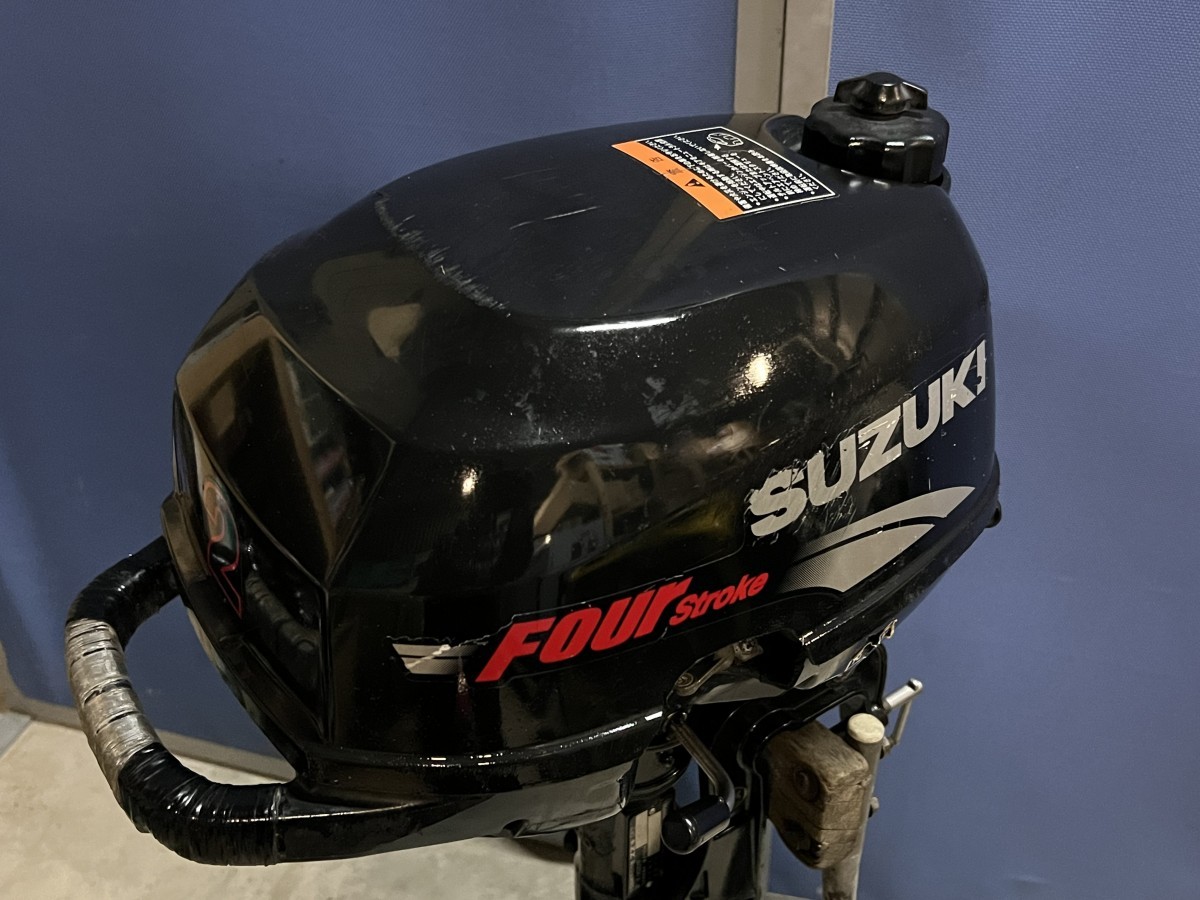 完動品 SUZUKI スズキ 小型船舶用 船外機 DF2 FOUR STROKE 2馬力 スタンド付_画像3