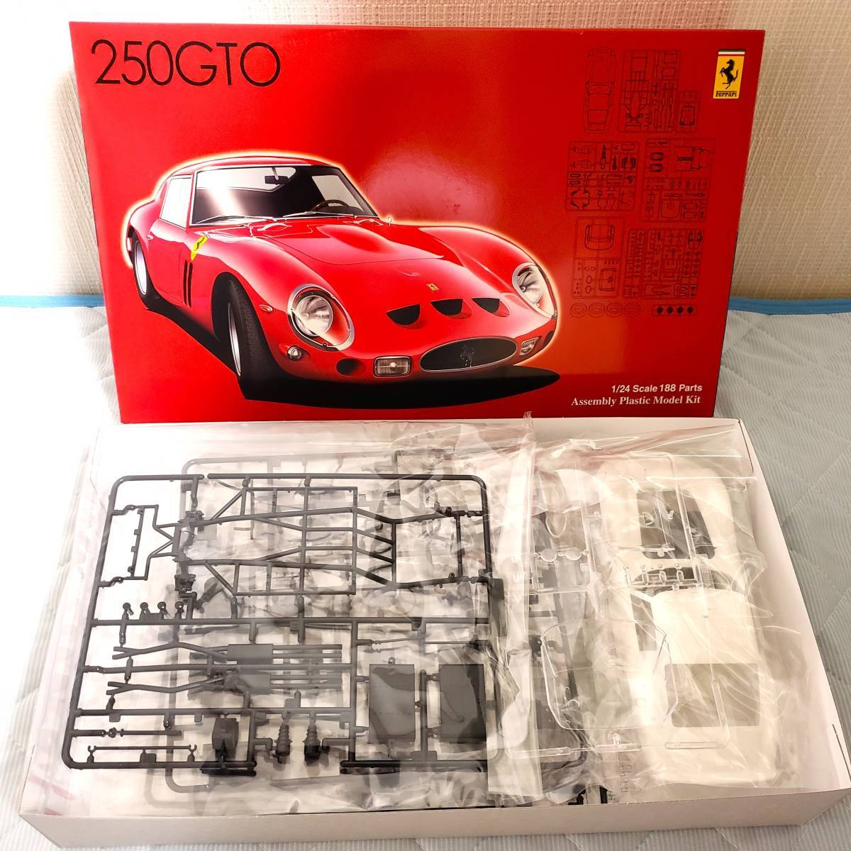 ★１円売切り！デラックスバージョンフェラーリ250GT1/24新品＋フォードGT40Mk.Ⅱジャンク扱い＆自作デカール等オマケ付き 未組立 フジミ_画像2