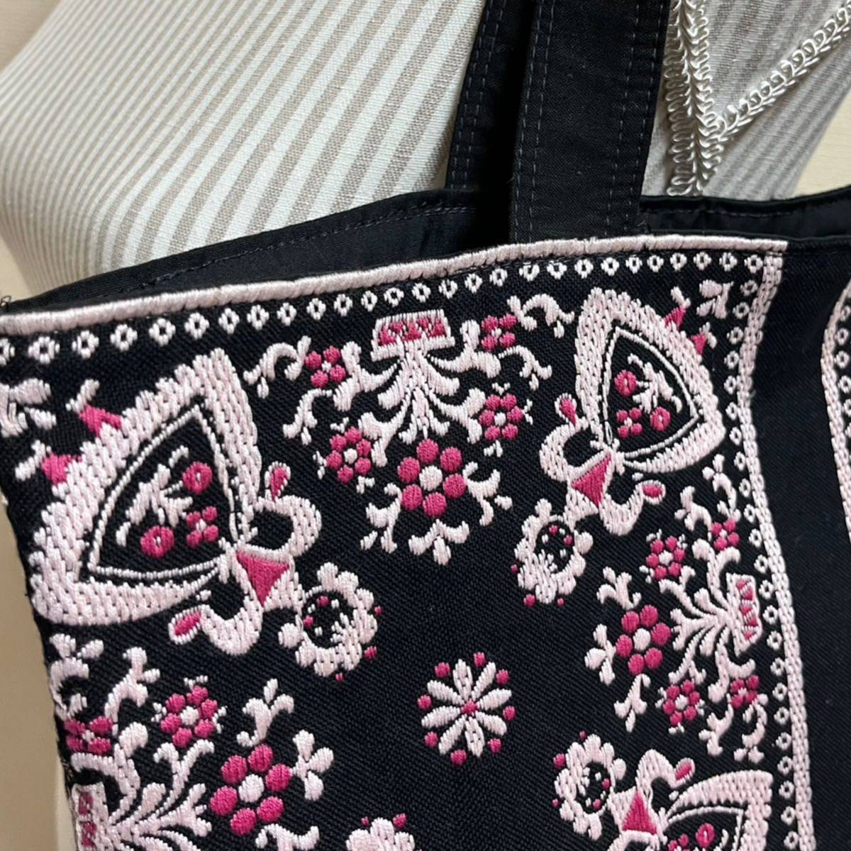 Petit Point プチポアン　久家道子　刺繍　トートバッグ　サブバッグ　大　エコバッグ　旅行　大きめ　ロゴ刺繍　チロリアン　黒　ピンク