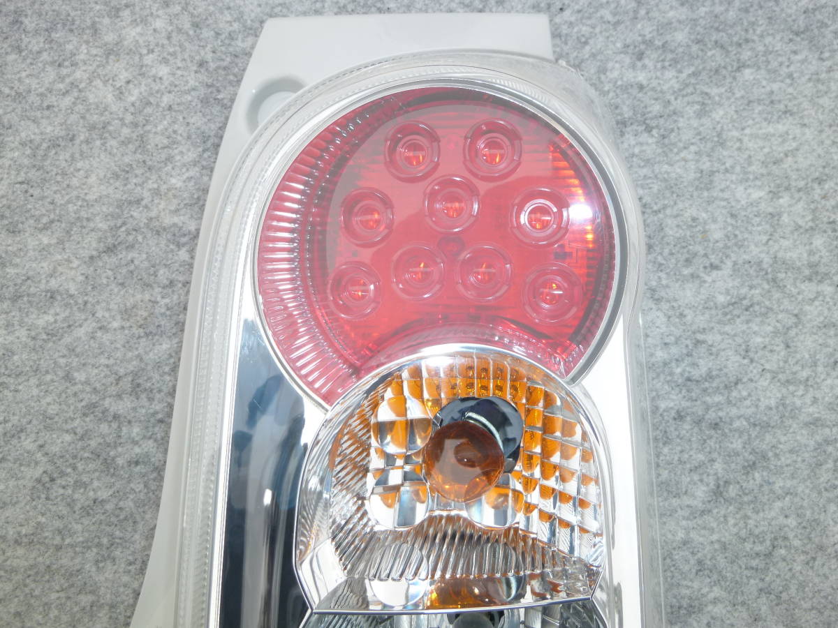 ダイハツ　L675　ミラココア　後期　純正　LED　テール　TOKAIDENSO　20515　R　右　運転席側　破損、割れなし　点灯動作確認済_画像4