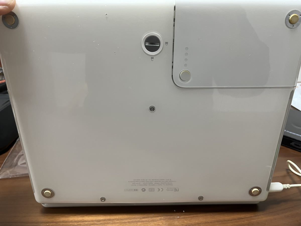 現状品ノートパソコン Apple iBook M6497 CPU不明 メモリ不明 HDD不明 12.1inch OS不明_画像3