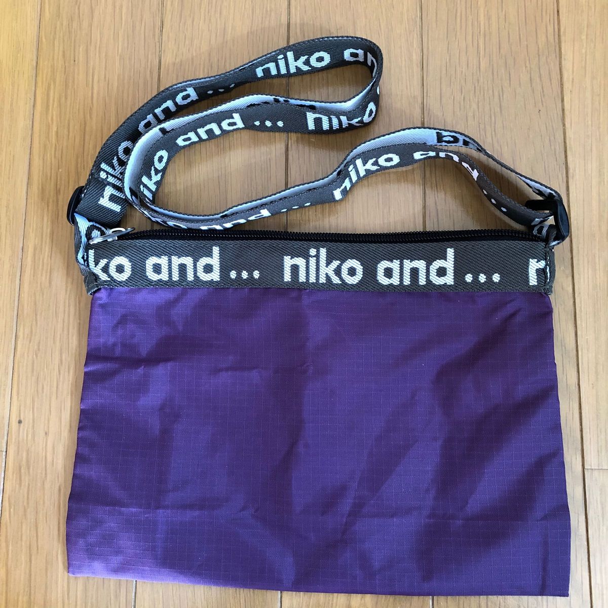 ニコアンドniko and... サコッシュ ショルダーバッグ 紫