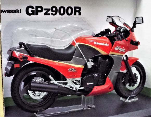 新価格商品【アオシマ】1/12 カワサキ GPz 900R ニンジャ 赤/灰（ 商品№ 109782)の完成バイクモデル_画像3