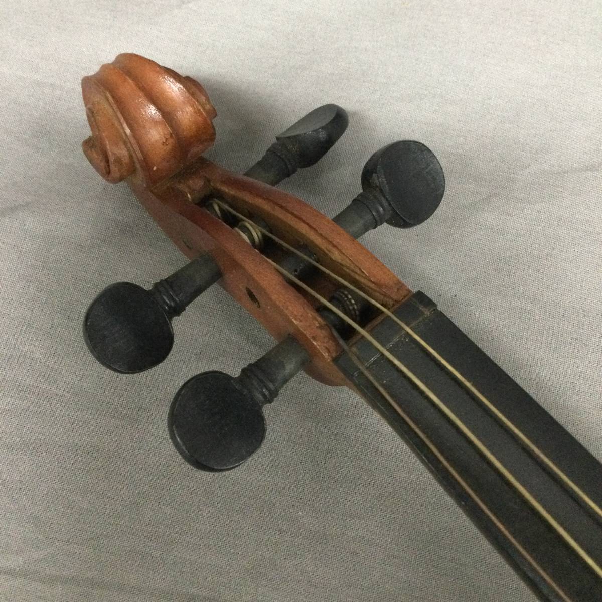 051120 250186 メーカー不明 詳細不明 ヴァイオリン バイオリン 楽器 弦楽器 動作未確認 ジャンク扱い 弓付き ハードケース付きの画像3