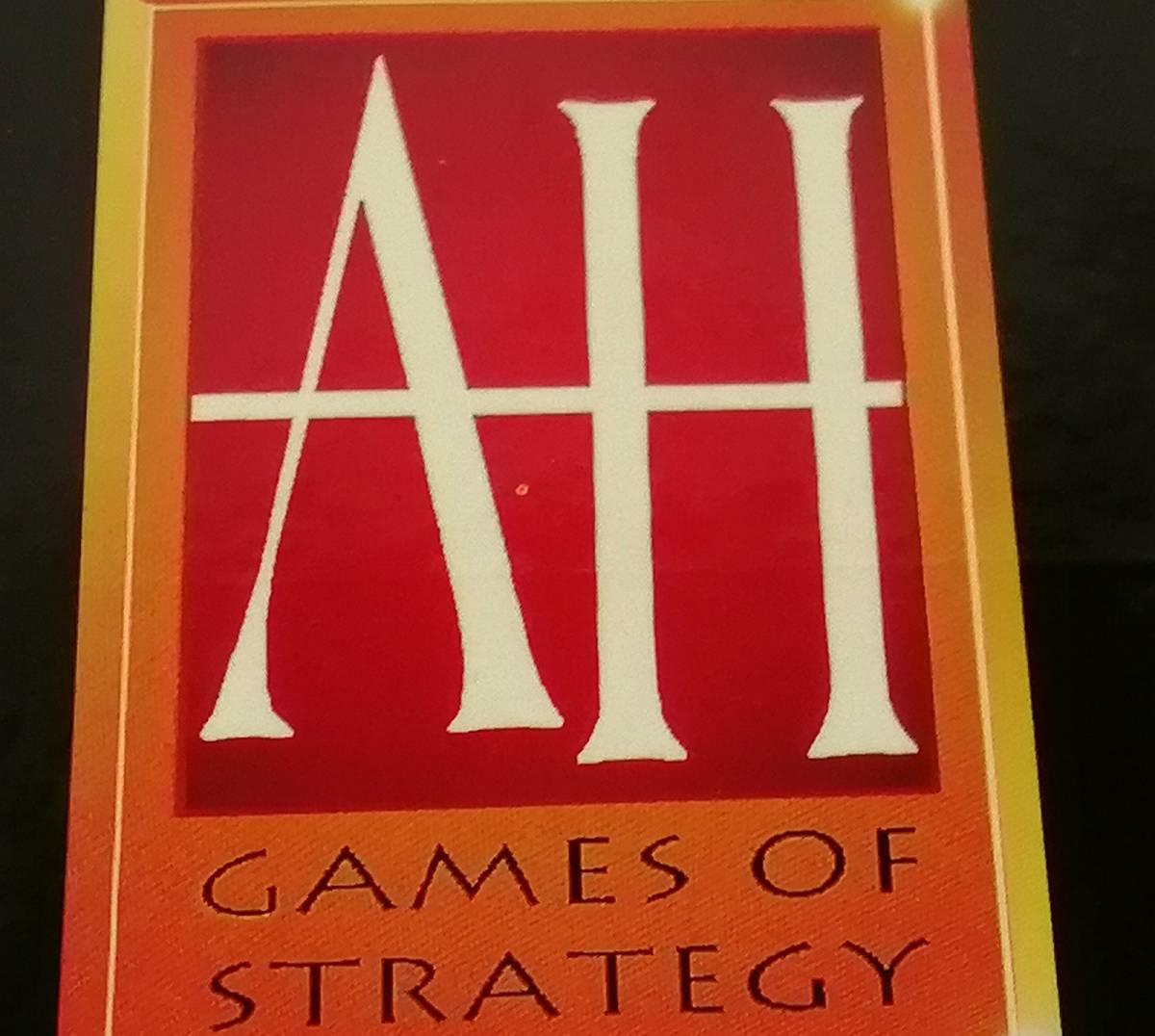 「AVALON HILL GAME SOFT COLLECTION GAMES OF STRATEGY」シール (GLAMS)_中央の点は印刷ミスだと思われます。