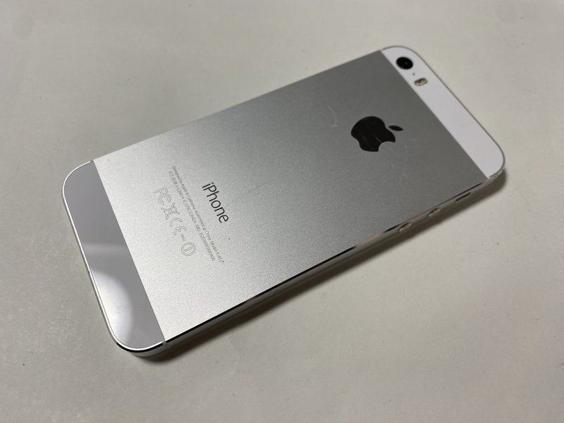 IC750 SoftBank iPhone5s シルバー 32GB ジャンク ロックOFF_画像2