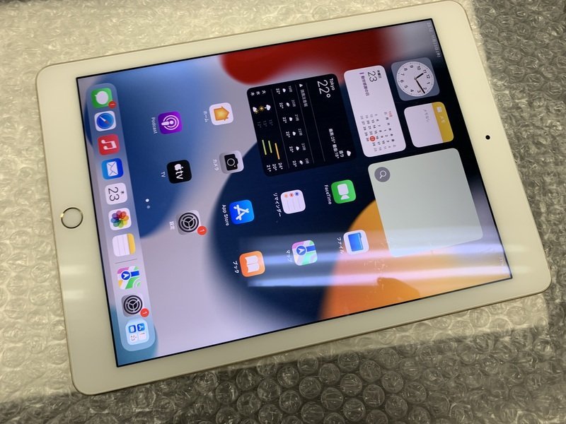 DY102 au iPad Air 第2世代 Wi-Fi+Cellular A1567 ゴールド 32GB 判定○ ジャンク ロックOFF_画像1