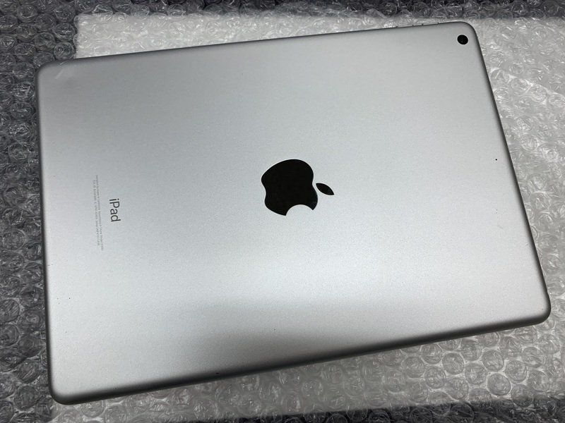 DY552 iPad 第6世代 Wi-Fiモデル A1893 シルバー 32GB ジャンク ロックOFF_画像2