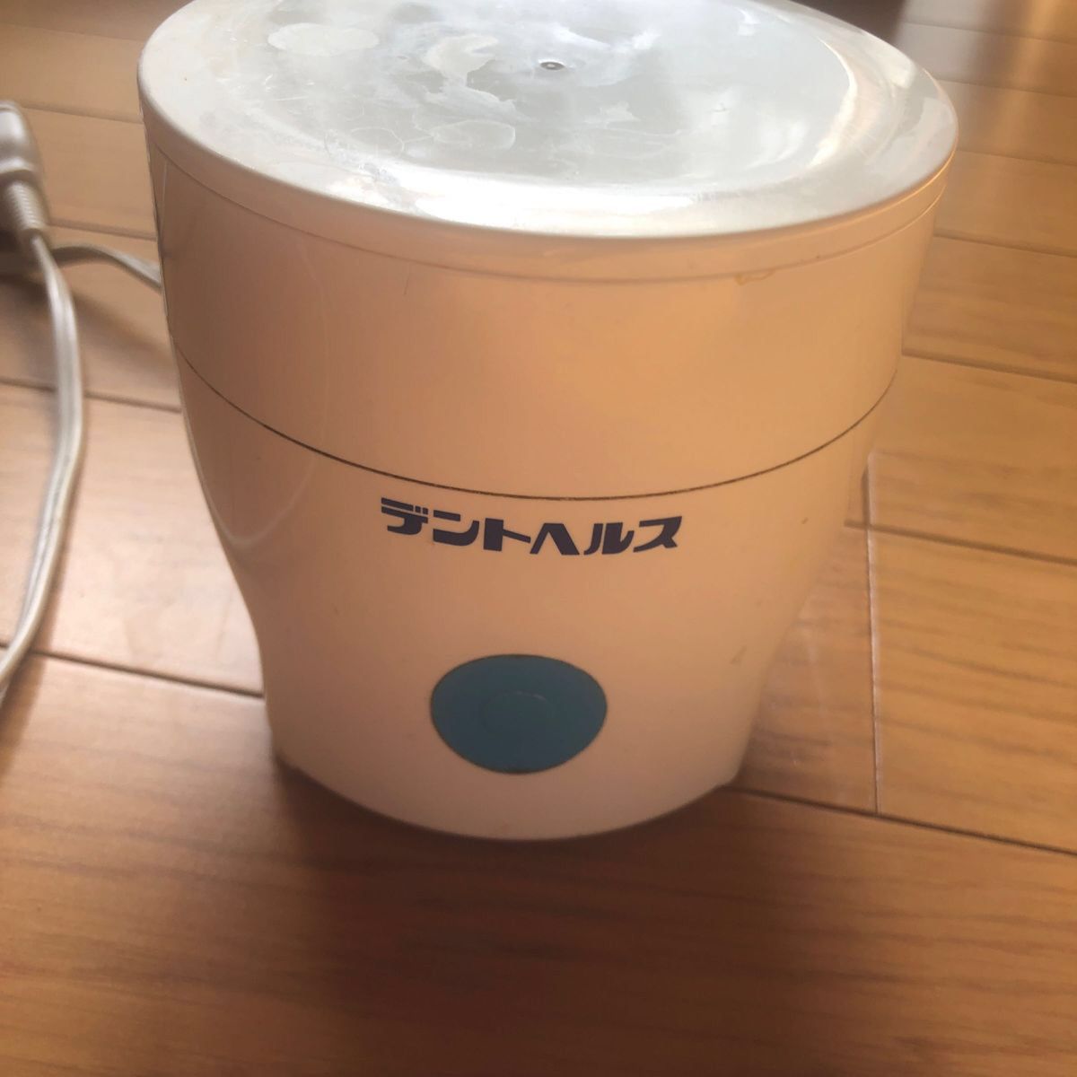 未使用新品　入れ歯洗浄器です。1枚目の写真が今回お譲りする商品です。2枚目から4枚目が見本ですが、故障なく動作しています．