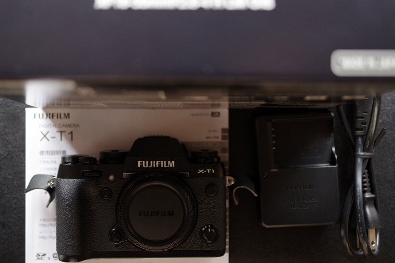 ★美品 フジフィルム FUJIFILM X-T1 ボディ 元箱、説明書、充電器など付き、全国送料無料！_画像1