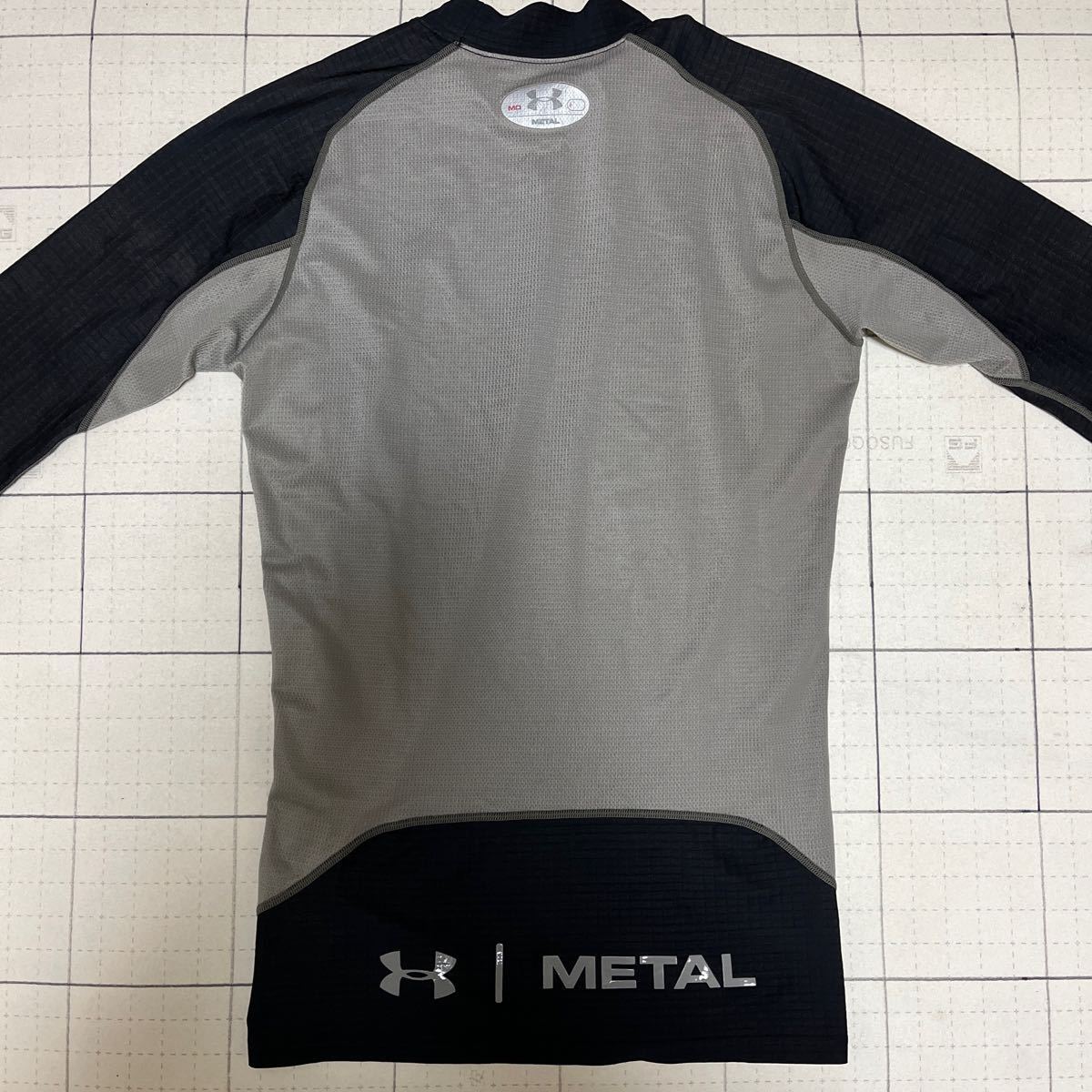 ミ2310-597 アンダーアーマー UNDER ARMOUR 加圧シャツ　メンズ　MD ブラック　グレー　難あり？　METAL コンプレッション インナー　_画像7