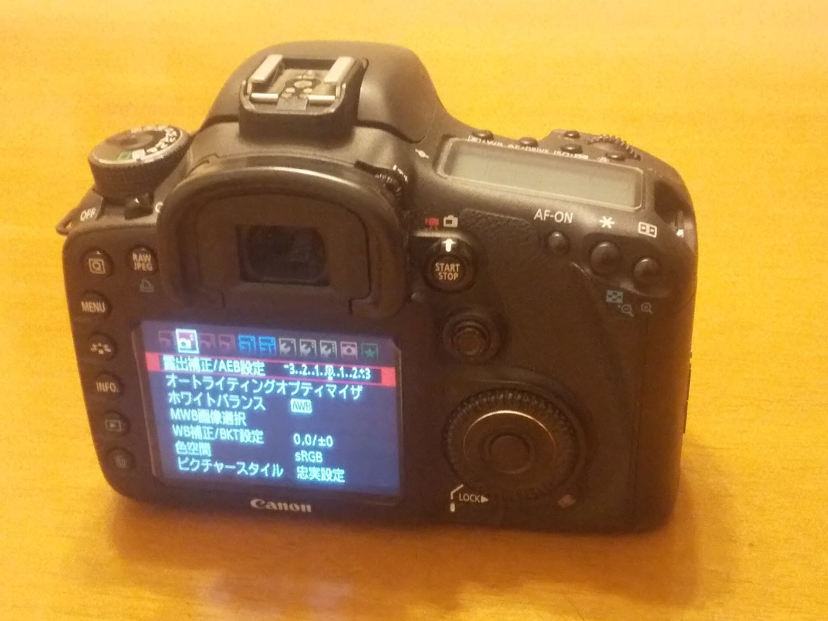 CANON EOS 7D【実用美品・ファインダー少し難有り】元箱＆取説その他付属品有り_背面液晶画面は汎用フイルムで保護