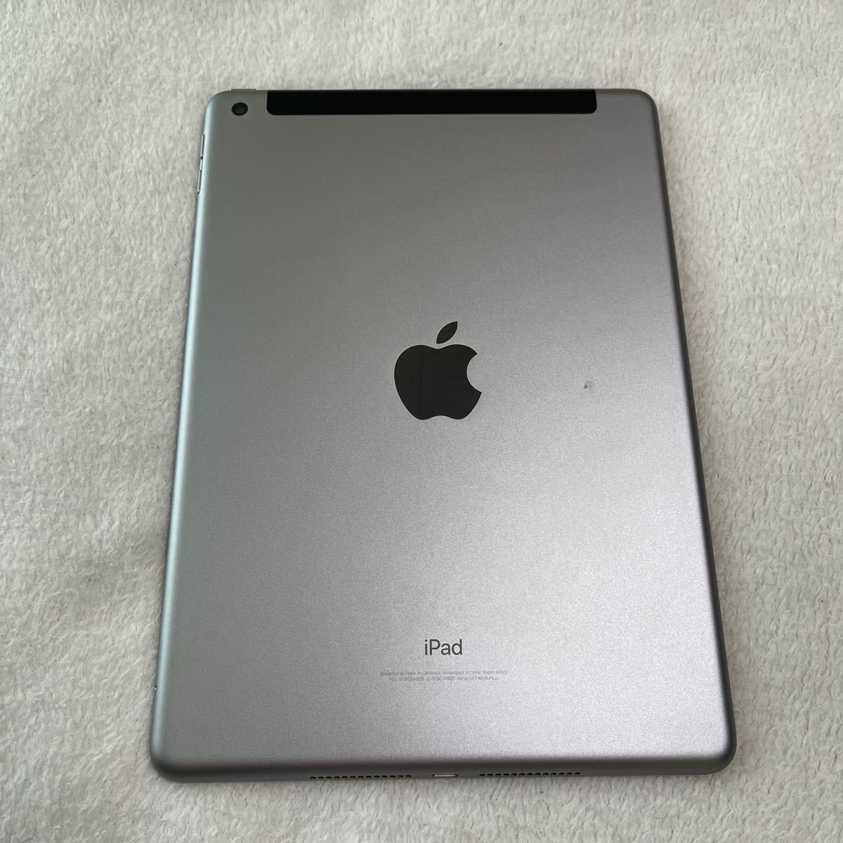 iPad5 (第五世代) 32GB スペースグレイ●白ロム ソフトバンク 中古品☆本体のみ_画像2