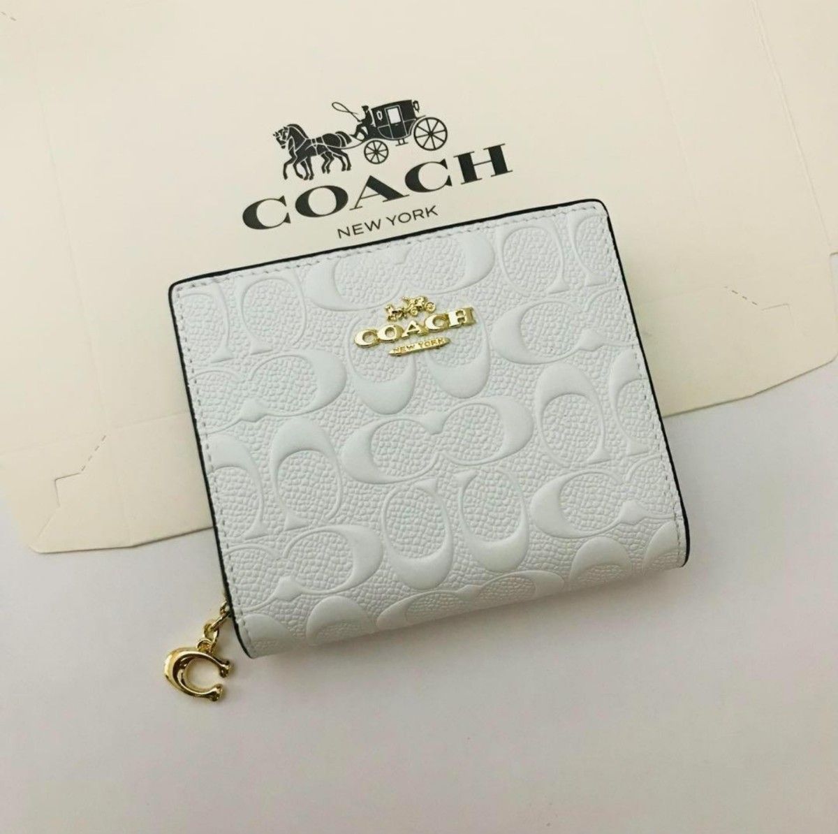 COACHコーチ折りたたみ財布 レディースのホワイト色新品財布 COACHコーチ折りたたみ財布 レディースのホワイト色新品財布
