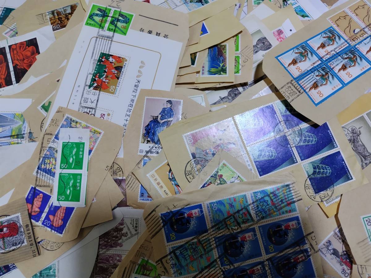 つ2)大量約2.2㎏　使用済切手　外国切手・日本切手・記念切手・色々（80サイズ箱）コレクター未整理品　使用済紙付切手_画像2