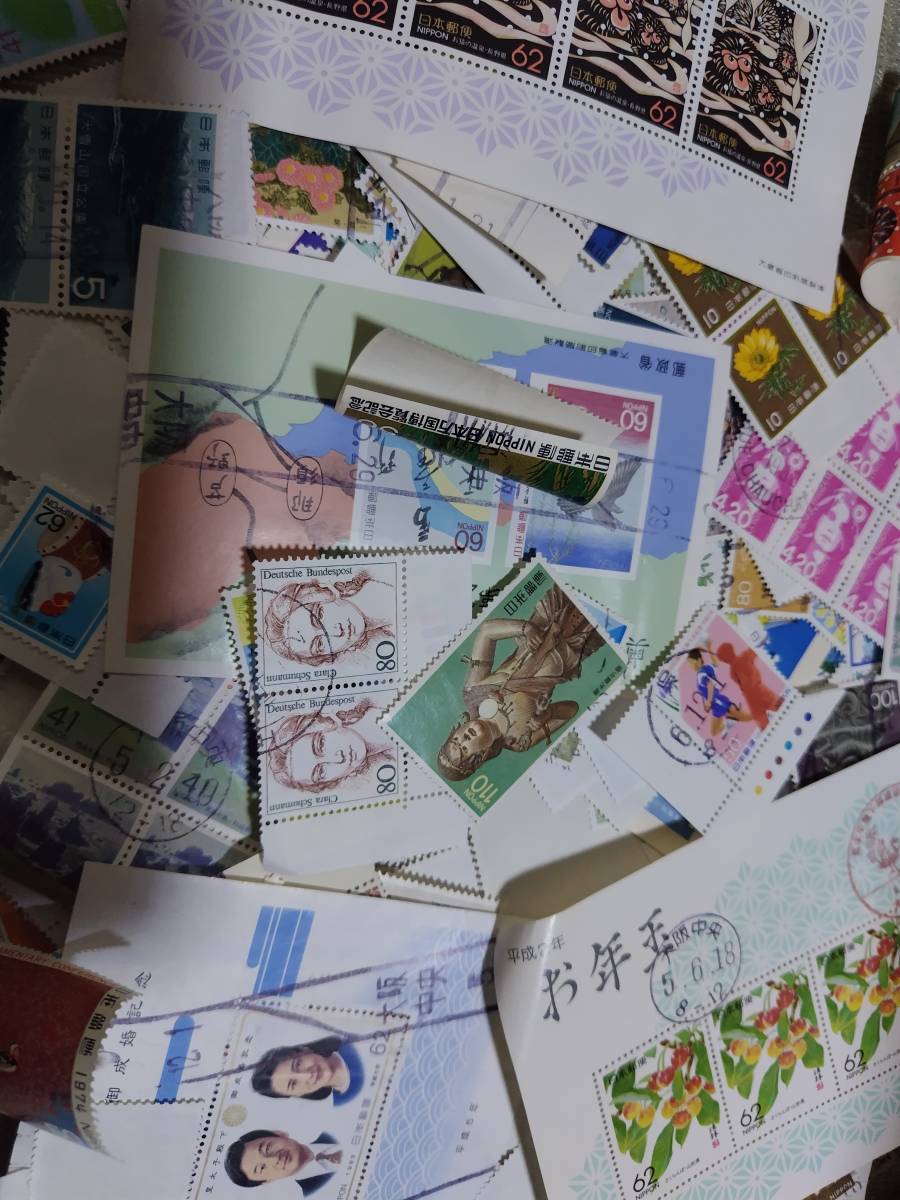 は2)大量500ｇ以上　使用済切手　外国切手・日本切手・記念切手・色々（60サイズ箱詰め込み）コレクター未整理品　_画像1