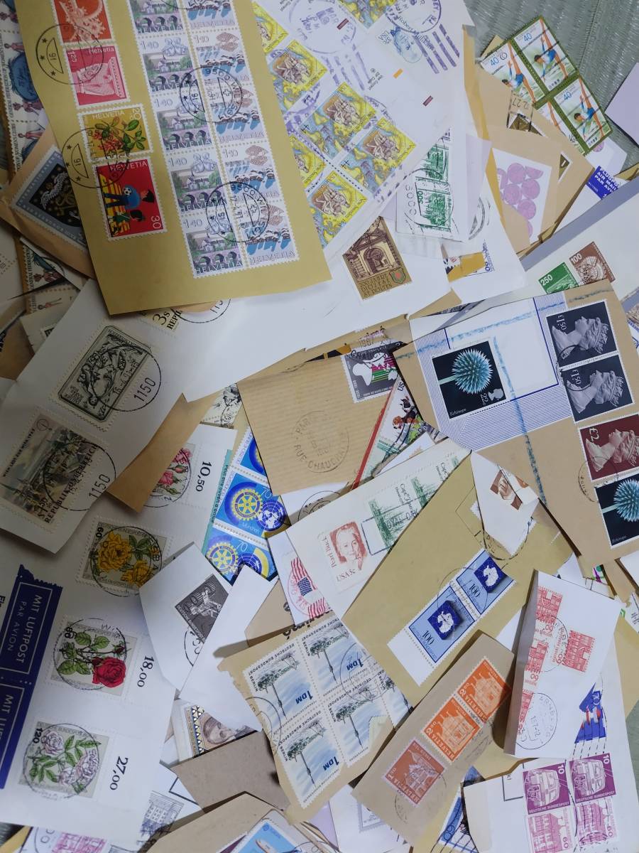 つ2)大量約2.2㎏　使用済切手　外国切手・日本切手・記念切手・色々（80サイズ箱）コレクター未整理品　使用済紙付切手_画像1