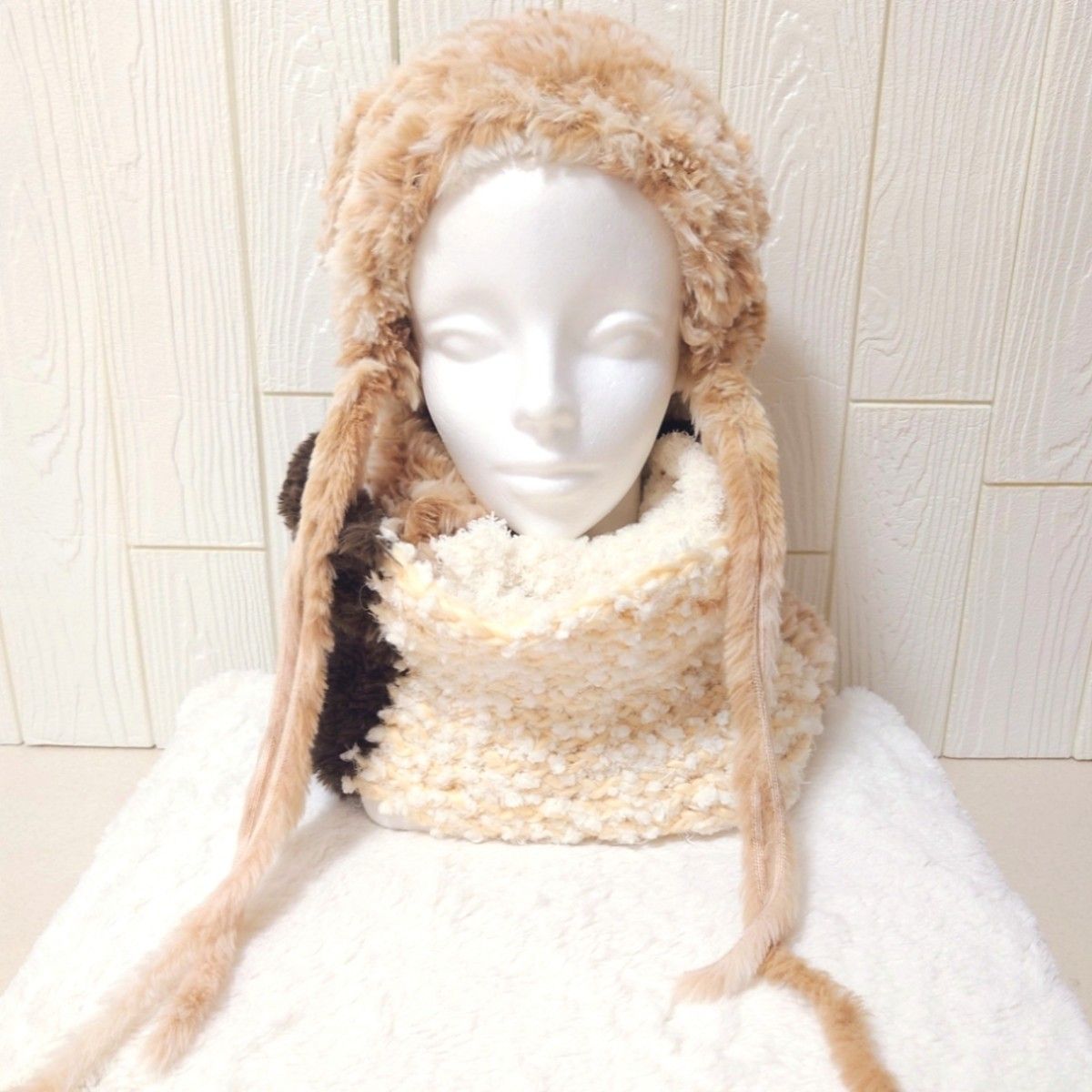 は自分にプチご褒美を キャットヤーンで編んだふわふわ4色2重巻きスヌード〈ベージュ マフラー・スヌード