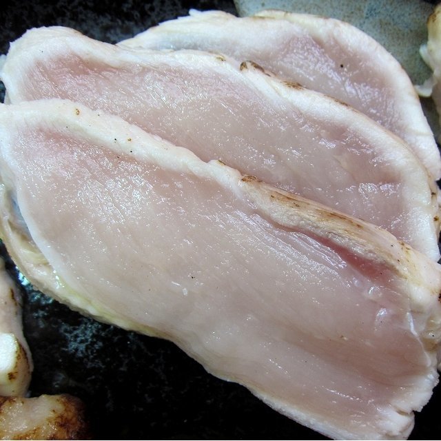 旨味の強い、炙り「鶏刺し、ムネ肉500g位」国産、長期飼育で味の濃い熟鶏を使用　-鶏タタキ-_画像2