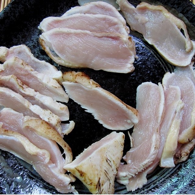 旨味の強い、炙り「鶏刺し、ムネ肉500g位」国産、長期飼育で味の濃い熟鶏を使用　-鶏タタキ-_画像7