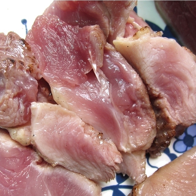 旨味の強い、炙り「鶏刺し、モモ肉500g位」国産、長期飼育で味の濃い熟鶏を使用　-鶏タタキ-_画像3