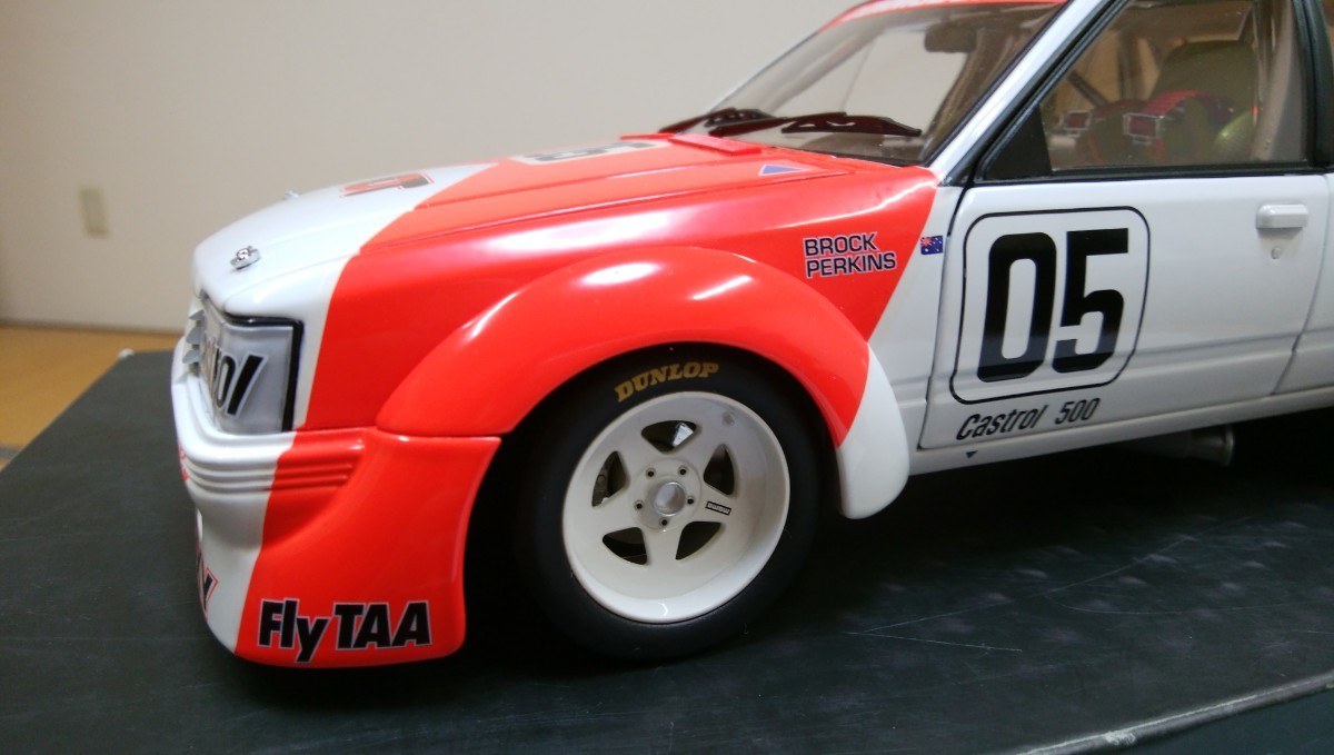 絶版！美品！ BIANTE 1/18 HOLDEN PETER BROCK/LARRY PERKINS HDT VK COMMODORE 1984 SANDOWN WINNER KYOSHO ホールデン_画像9