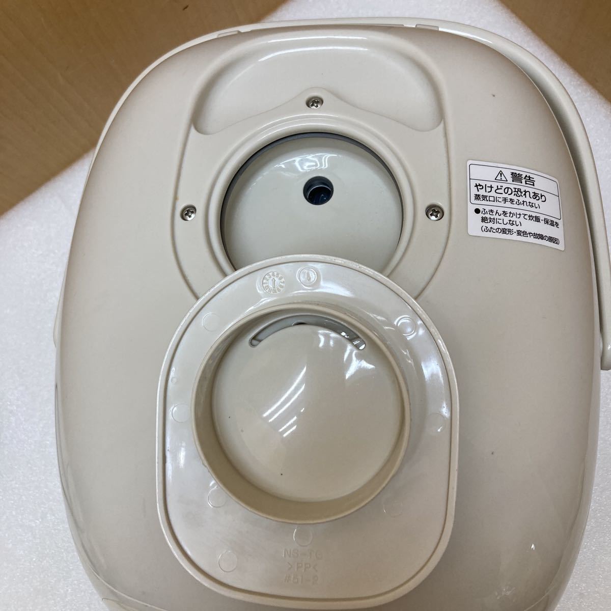 GXL8427 象印 ZOJIRUSHI マイコン炊飯ジャー NS-WB10E6 通電確認済み　現状品　_画像3