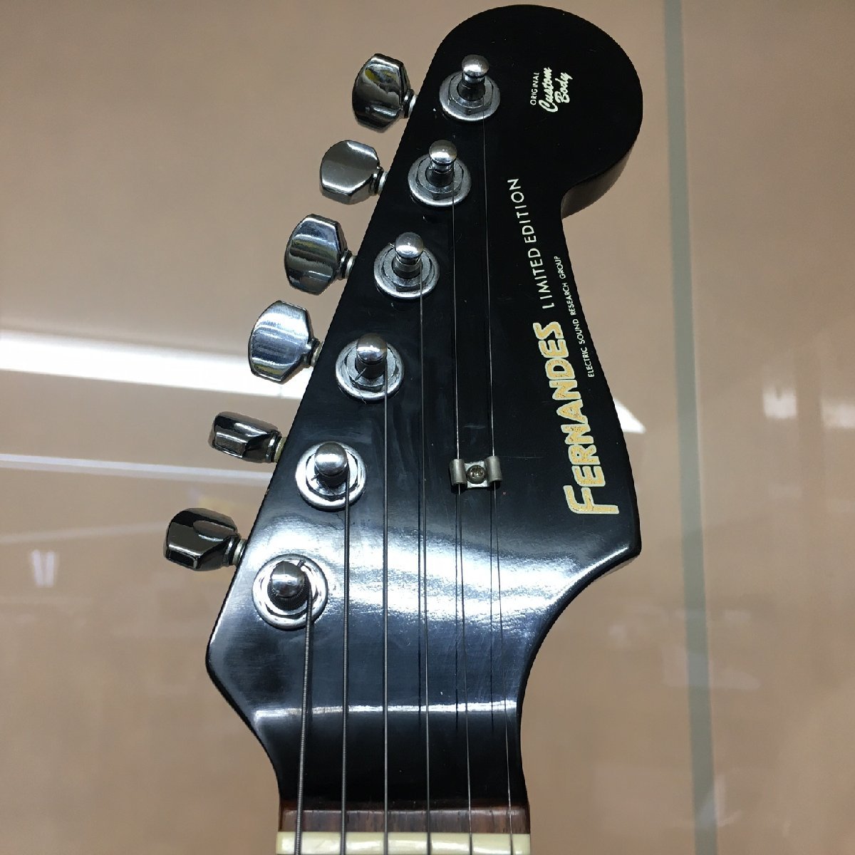 【ジャンク品】FERNANDES (フェルナンデス) エレキギター LIMITED EDITION　ストラトキャスター　ソフトケース付き（管理番号：063112）_画像4