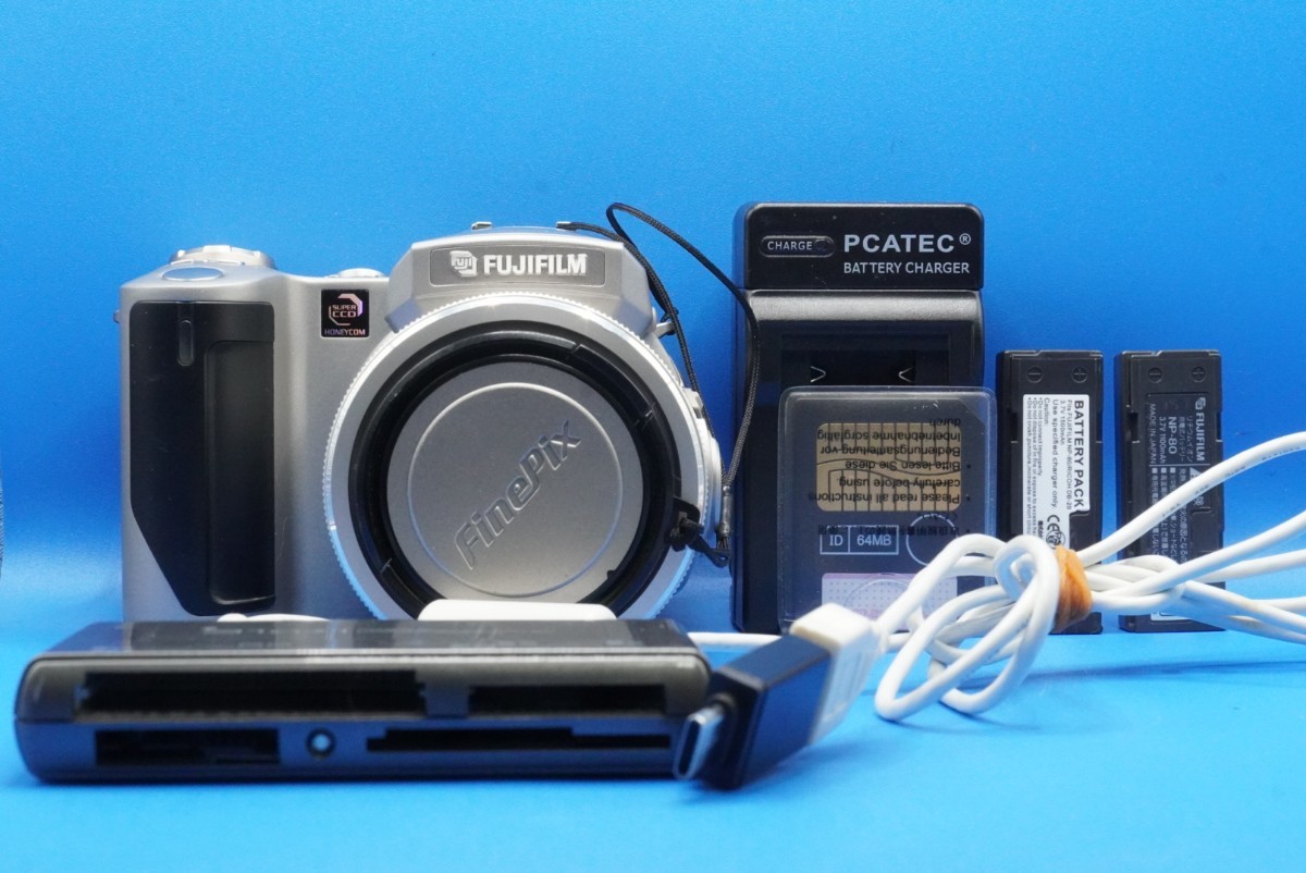 富士フイルム デジタルカメラ ファインピックス 4900Z(FUJIFILM FinePix 4900Z)動作確認済 バッテリー,充電器,メモリーカード,リーダー付属_画像1