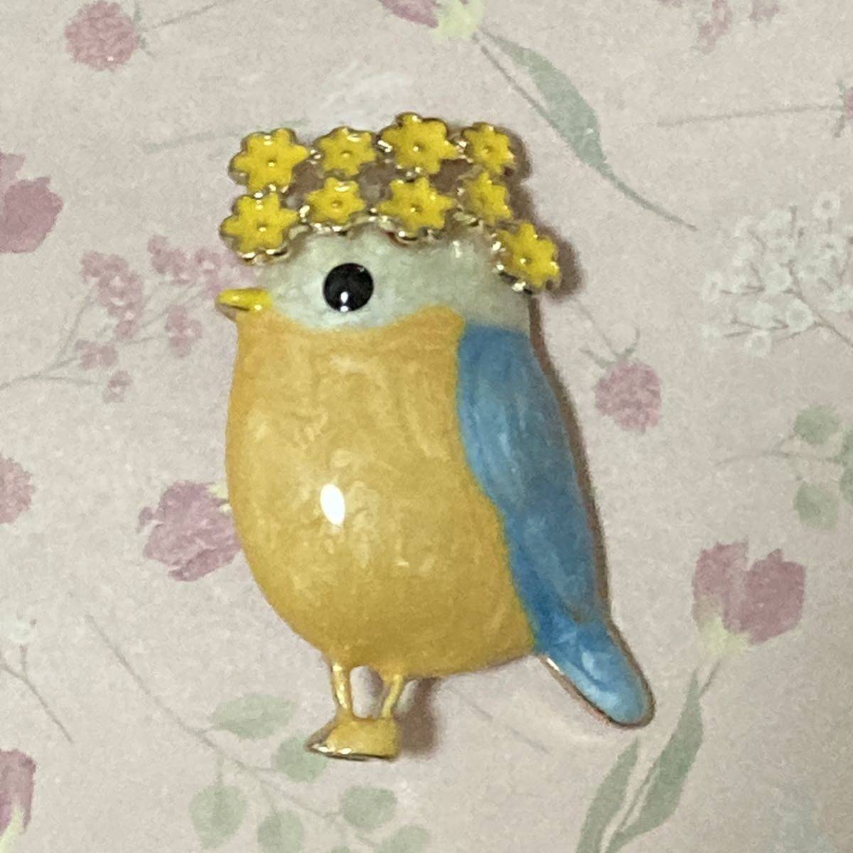 新品 メルヘン 幸せの鳥のブローチ 黄色と青色 パステル 水色 花かんむり おしゃれ かわいい ファンシー おとぎの国 絵本風 ゴールド色の画像1