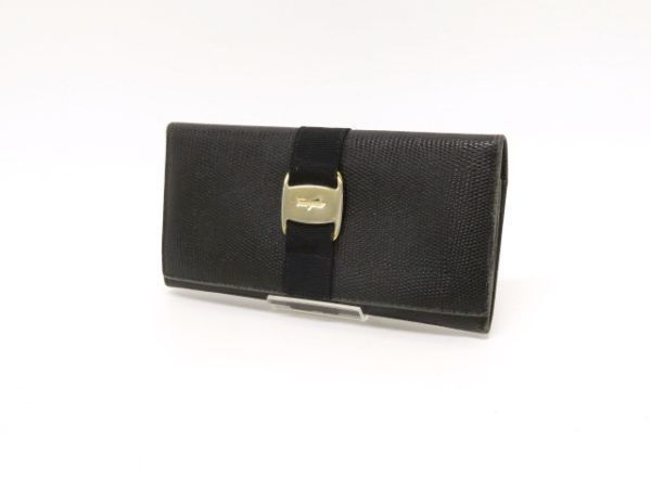 ♪hawi2235-2 505 Salvatore Ferragamo サルヴァトーレ・フェラガモ ヴァラ リボン 22 3059 長財布 レザー 本革 パイソン 型押し ブラック_画像1