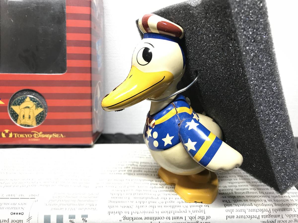 レア ビンテージ TIN TOY with PIN 東京ディズニーシー ドナルドダック ブリキ ゼンマイ ピンバッジ付き_画像2