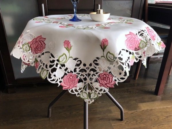 薔薇の花　カットワーク刺繍　テーブルクロス85X85cm　当店オリジナル商品　ホワイト地にピンク_画像1