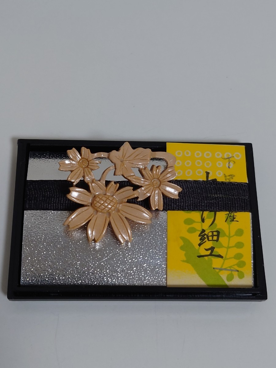 本つげ細工　ブローチ　和装小物 　レトロ　 花　未使用品　_画像1