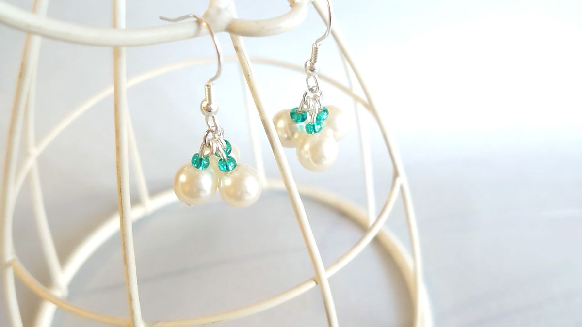 揺れる3粒ピアス/イヤリング●光るブルーグリーンのアクセント● 同梱2点目100円引きです #3117