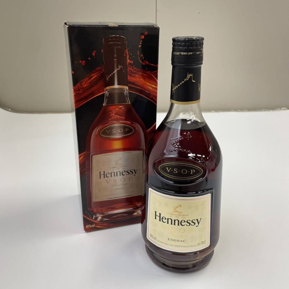 B286846(122)-169/AM4000　酒　Hennessy　V.S.O.P　COGNAC　ヘネシー　コニャック　40％700ml　箱付き_画像1