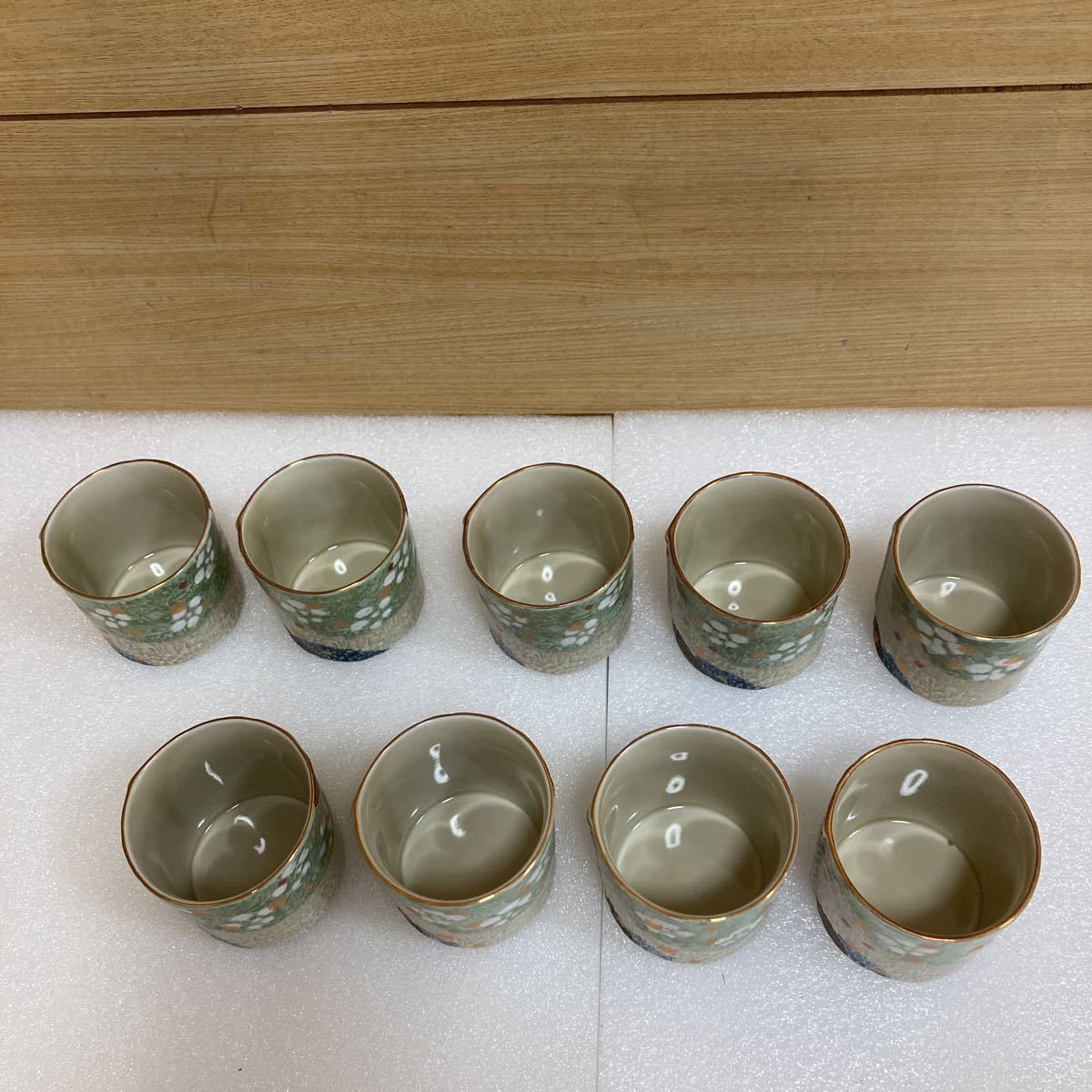 GXL9398 未使用保管品　嵯峨 有田焼 茶器 9客揃 箱付き 湯呑み 菓子皿 食器 和食器 和風 陶磁器 グリーン 梅 金縁 装いの器 来客　1102_画像7