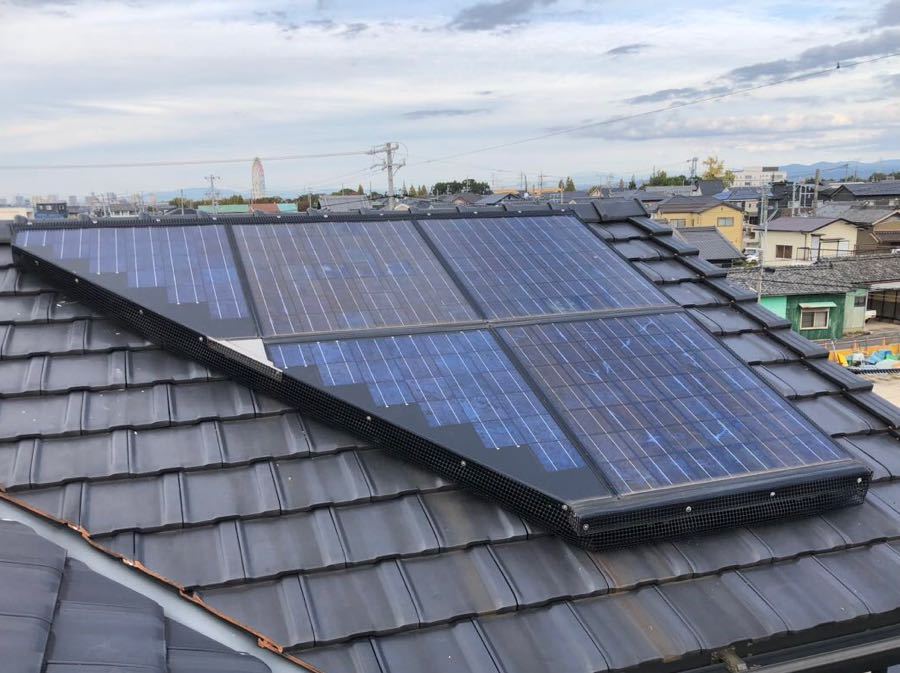 太陽光発電システムの防鳥工事、鳩が寄り付かなくなります。1メートル¥5,000の価格です。鳥の巣取り外し別途、足場組み別途必要です。