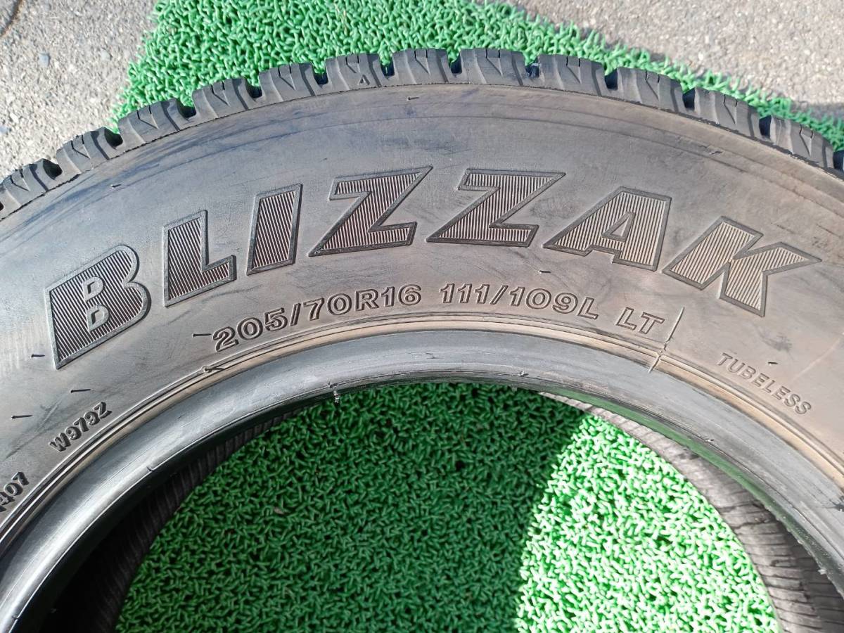 ★残り溝約10mm★22年製★ ブリヂストンBLIZZAK W979 205/70R16 111/109L LT　6本セット スタッドレス　A1052_画像8