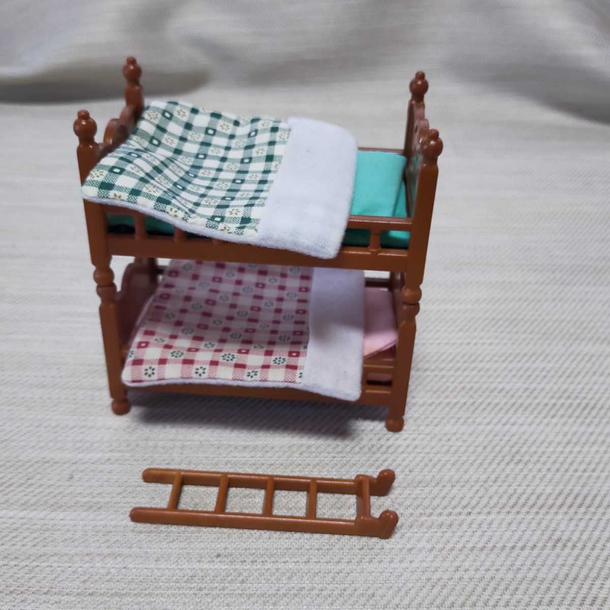 中古品◆シルバニアファミリー　家具【お布団付き　濃茶系　二段ベッドセット】◆元箱無_画像4