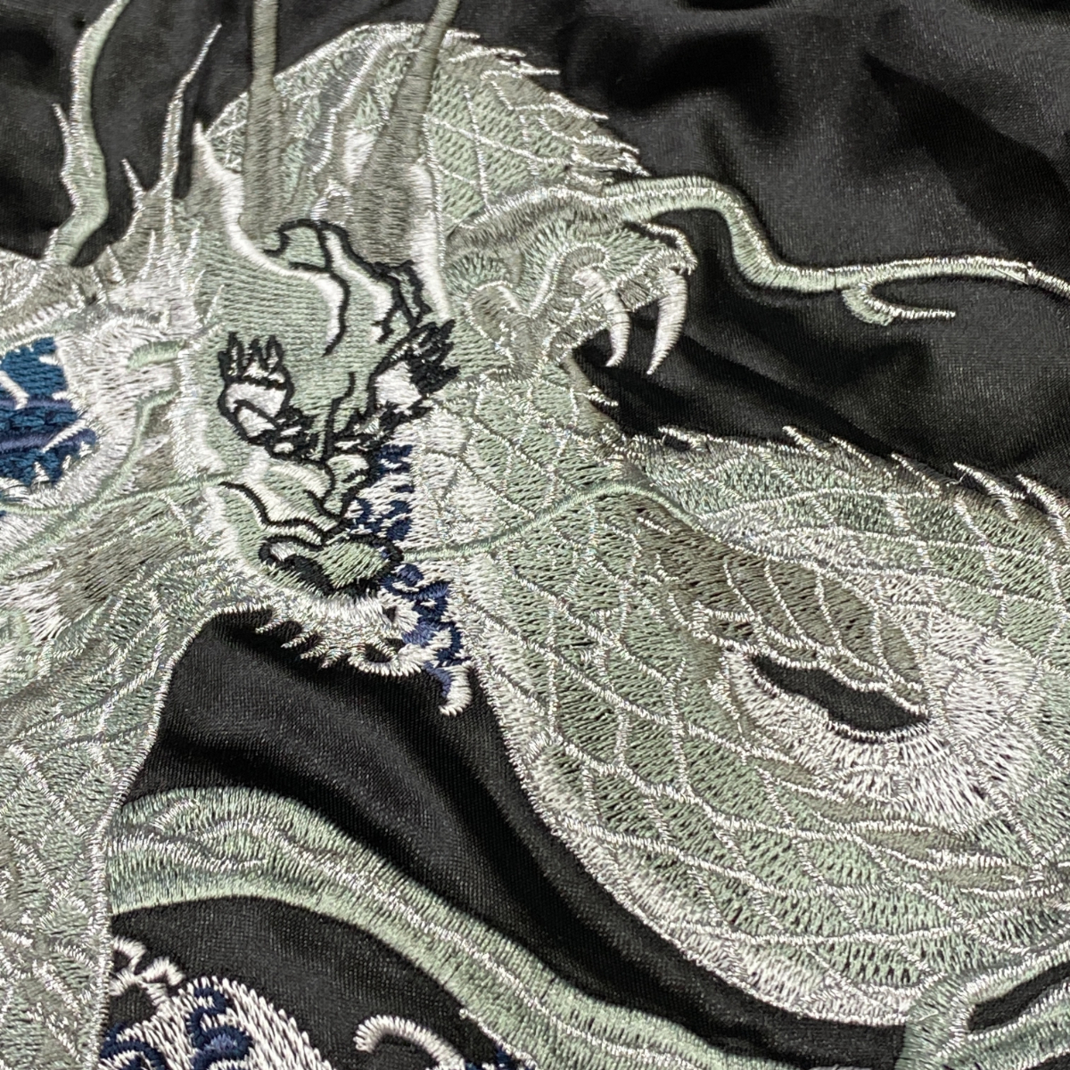 新品 【3L】 中綿入り 横須賀発祥 スカジャンYokosuka刺繍 SUKAJAN 総刺繍 SilverDragon 銀龍 キルティング 黒 PUFF 内ポケット付_画像2