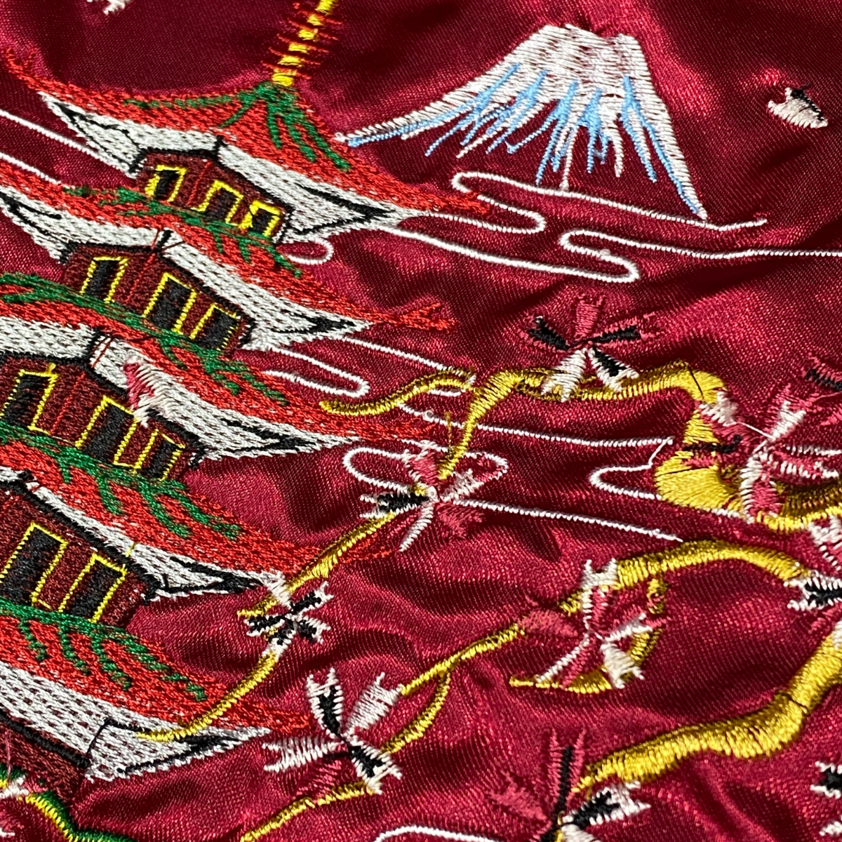 横須賀発祥 スカジャン 【130】 キッズ SUKAJAN 総刺繍 ジャパニーズトラディション 赤 中綿入り サテン地 キルティング 和柄 冬仕様_画像2