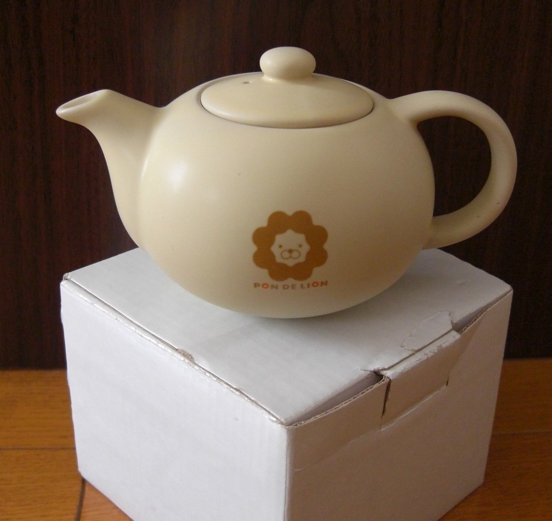 * new goods not for sale Mister Donut pon*te* lion small teapot .. light PON DE LION mister Donut