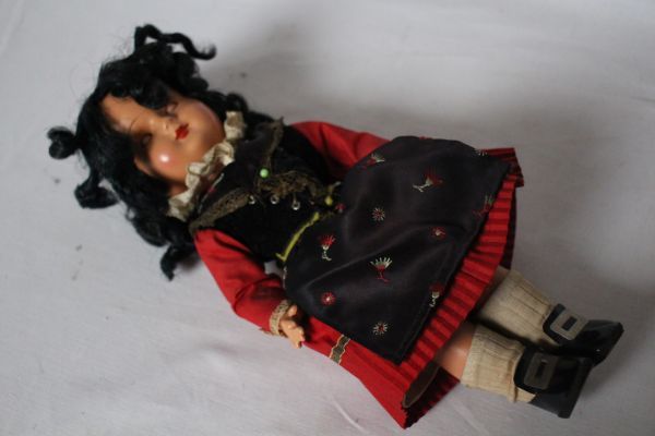 ベルギー アンティーク 古いスリーピングアイのお人形 黒髪 赤いワンピース 美品_画像4